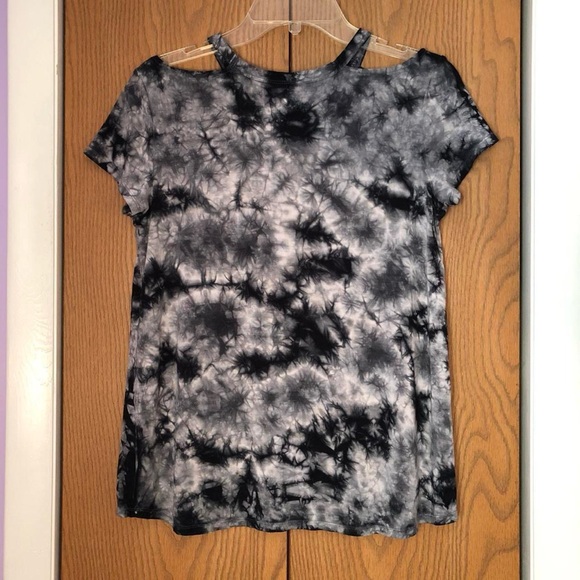 American Eagle Outfitters Tops - American Eagle Black & White Tie Dye Cold Shoulder Soft T Shirt Size Medium